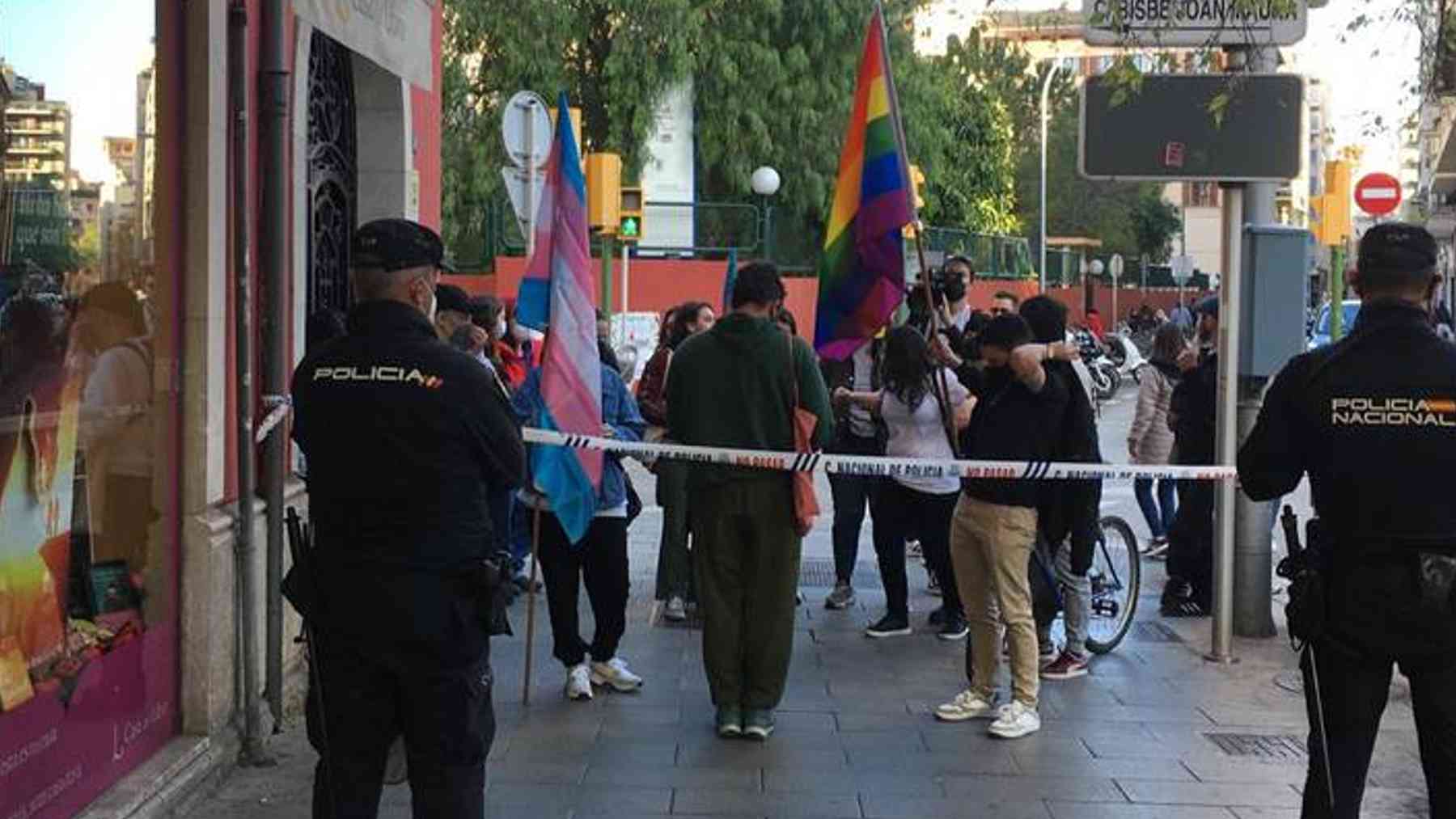 Concentración de protesta del colectivo LGTBI en Palma. Cadena Ser.