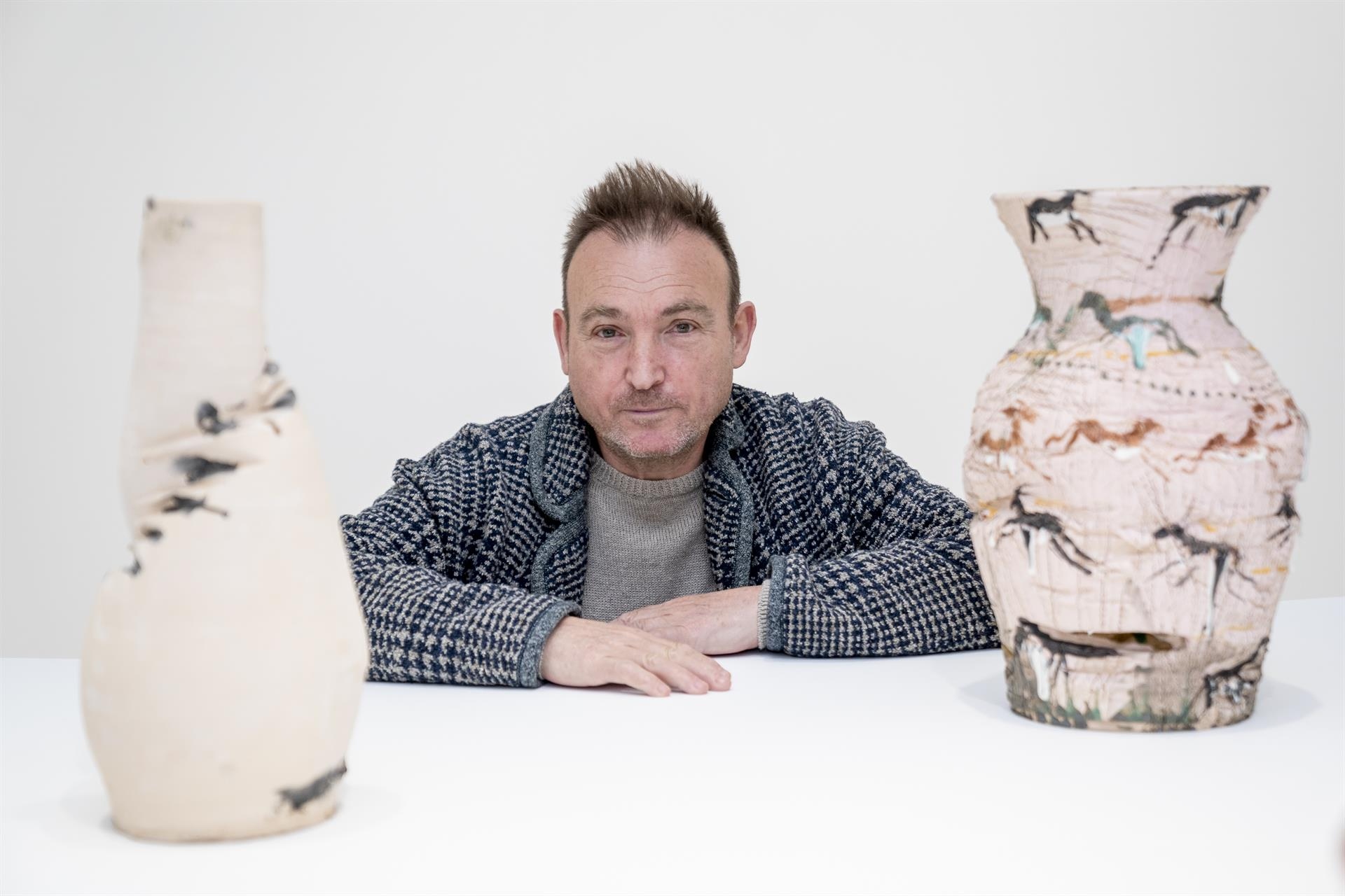Miquel Barceló, con dos cerámicas de su nueva colección