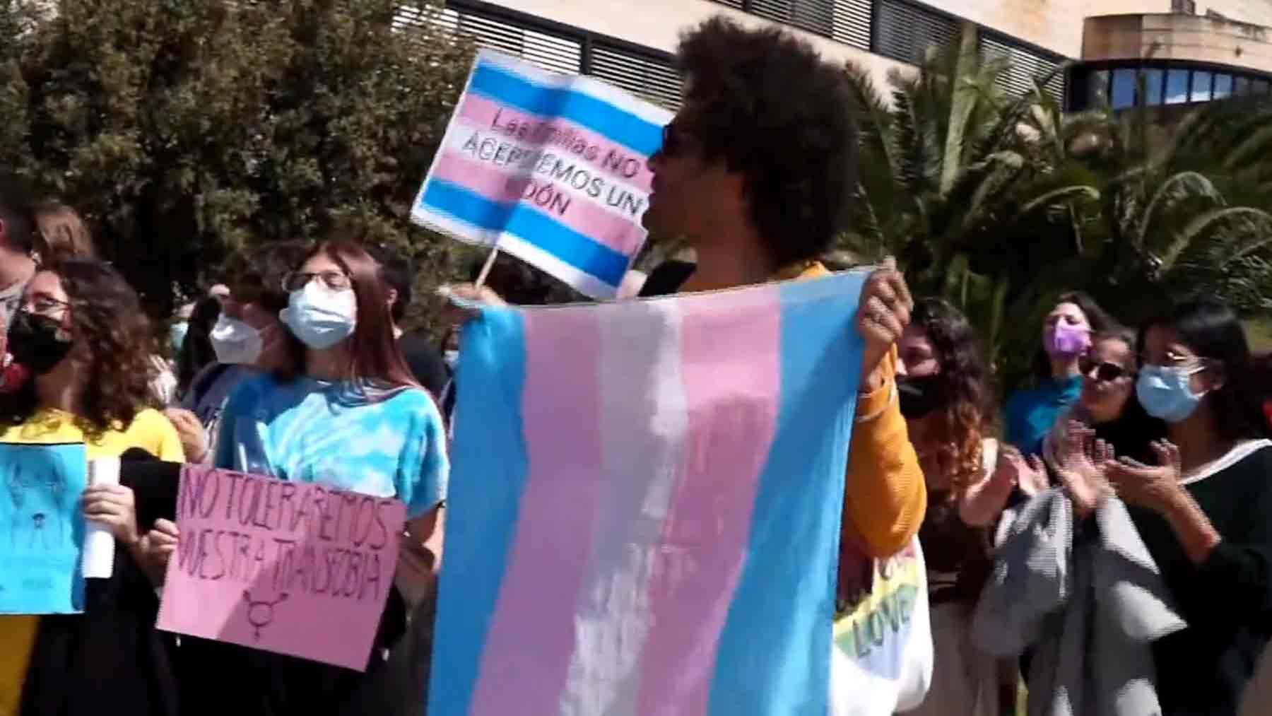 Protestas en la Universidad Balear contra la conferencia sobre identidad de género. Foto y vídeo: IB3.ORGÇ