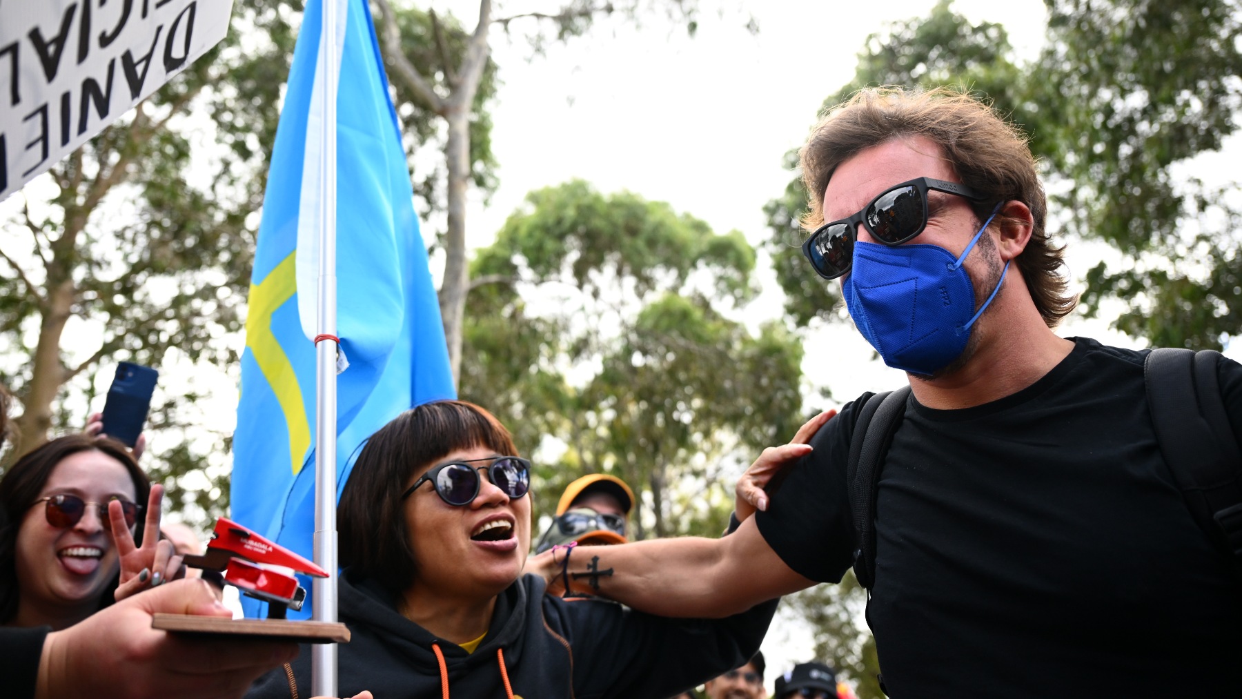 Fernando Alonso saluda a unos aficionados en Australia. (Getty)