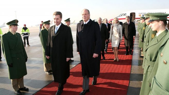 El rey Juan Carlos I acompañado de Corinna Sayn-Wittgenstein durante un viaje oficial a Stuttgart (Alemania) en 2006.