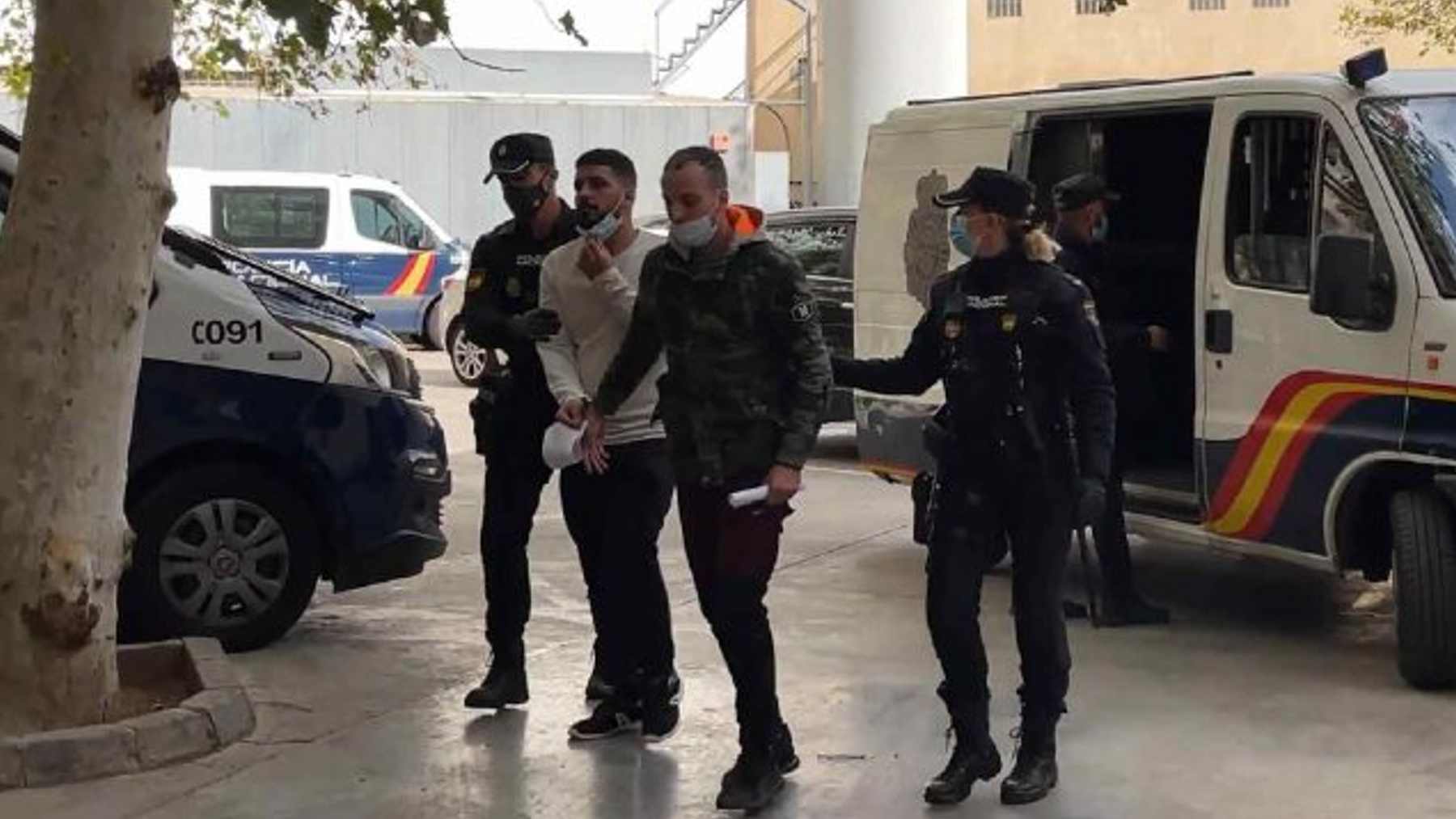 Dos de los detenidos que se dieron a la fuga del avión patera que aterrizó en noviembre en Palma.