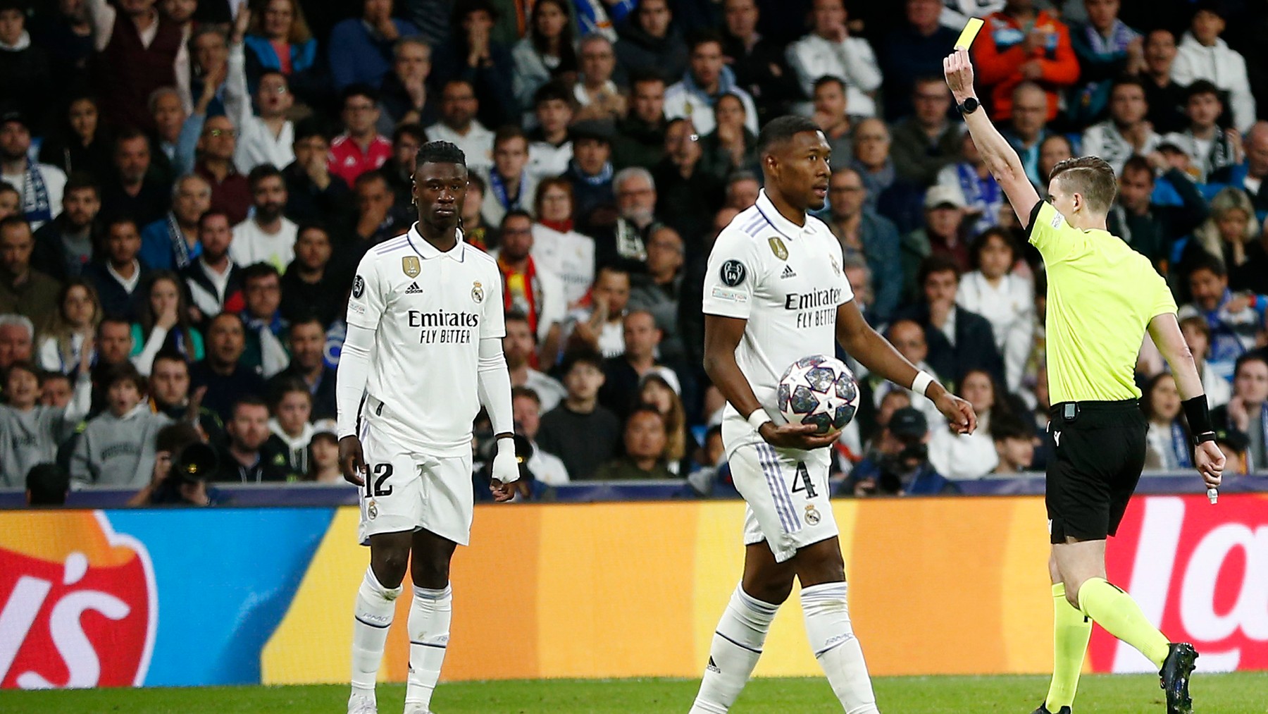 El árbitro saca amarilla en un partido del Real Madrid. (Getty)