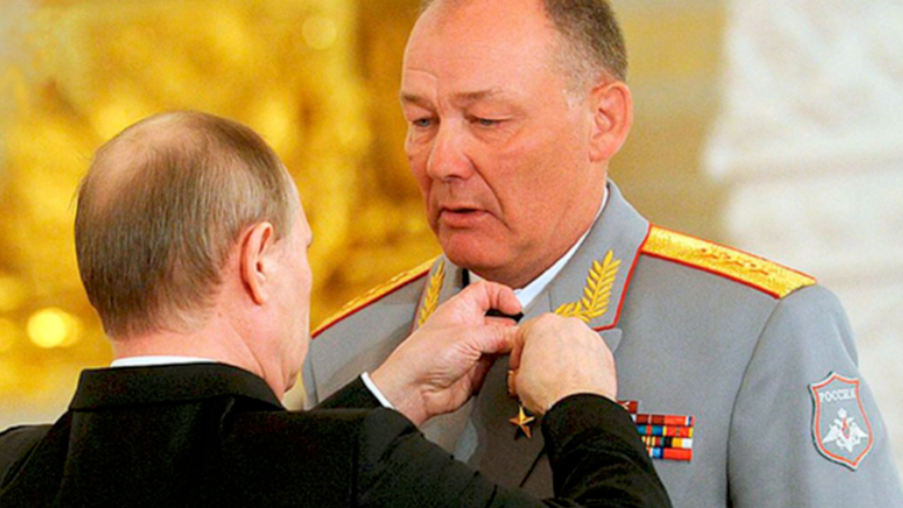 Vladimir Putin condecora a su nuevo general jefe de Ucrania.