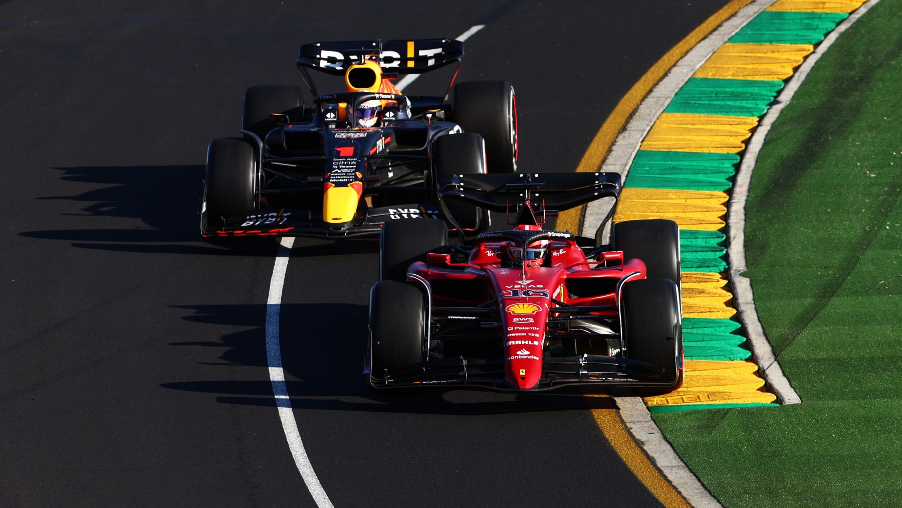 Charles Leclerc y Max Verstappen, durante el GP de Australia. (Getty)