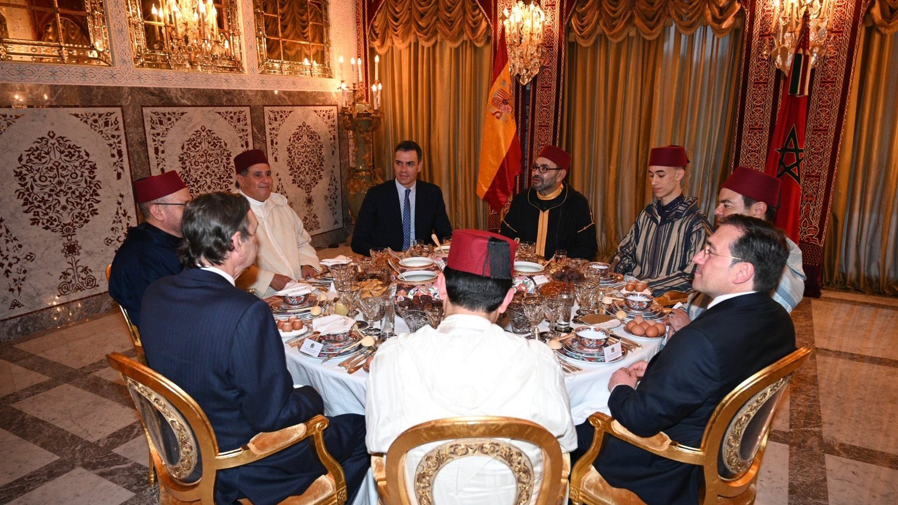 El presidente del Gobierno Pedro Sánchez y el rey marroquí Mohamed VI cenan en Rabat (MONCLOA).