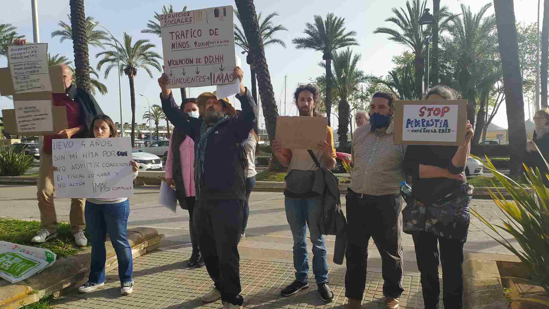 Manifestación de familiares de menores abusadas frente al Consolat de Mar en Palma.