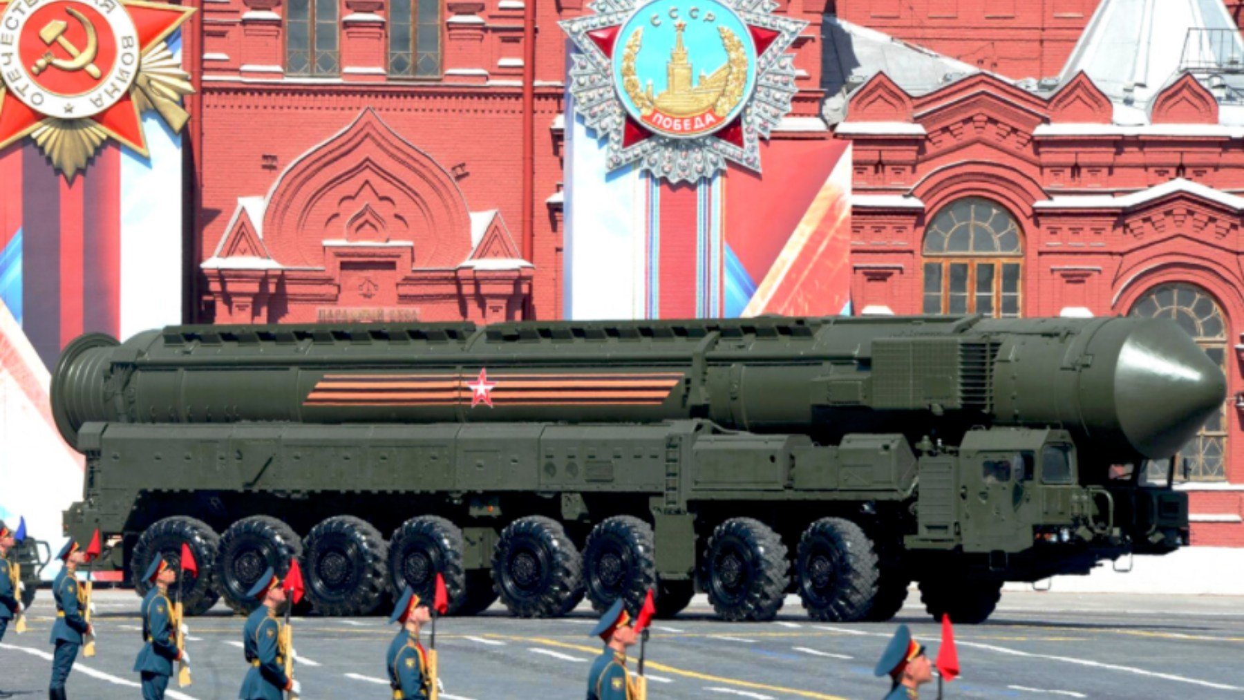 Un misil Topol ruso con capacidad nuclear en la Plaza Roja de Moscú.