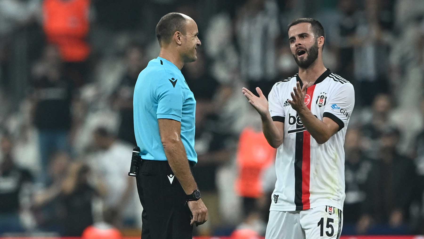 Pjanic dialoga con Mateu Lahoz durante un partido de Champions League con el Besiktas en la fase de grupos (Getty)