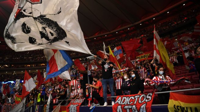 Aficionados del Atlético durante un partido en el Metropolitano