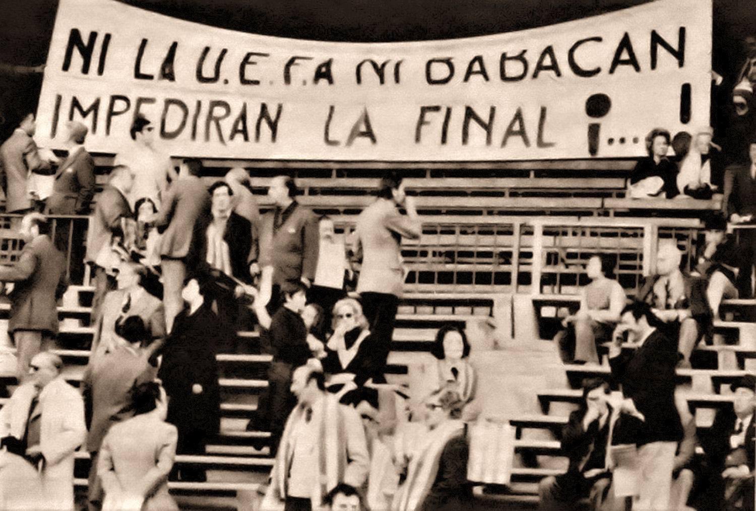 Pancarta contra la UEFA y contra el árbitro Babacan en el Calderón