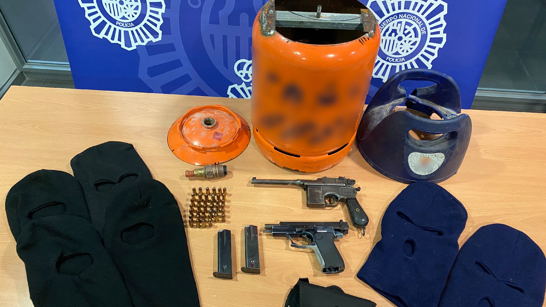 Objetos y armas hallados por la Policía Nacional.