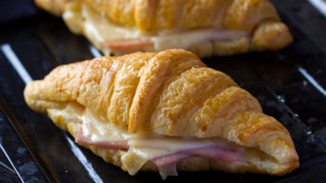 Croissant gratinado: una deliciosa receta en 1 minuto