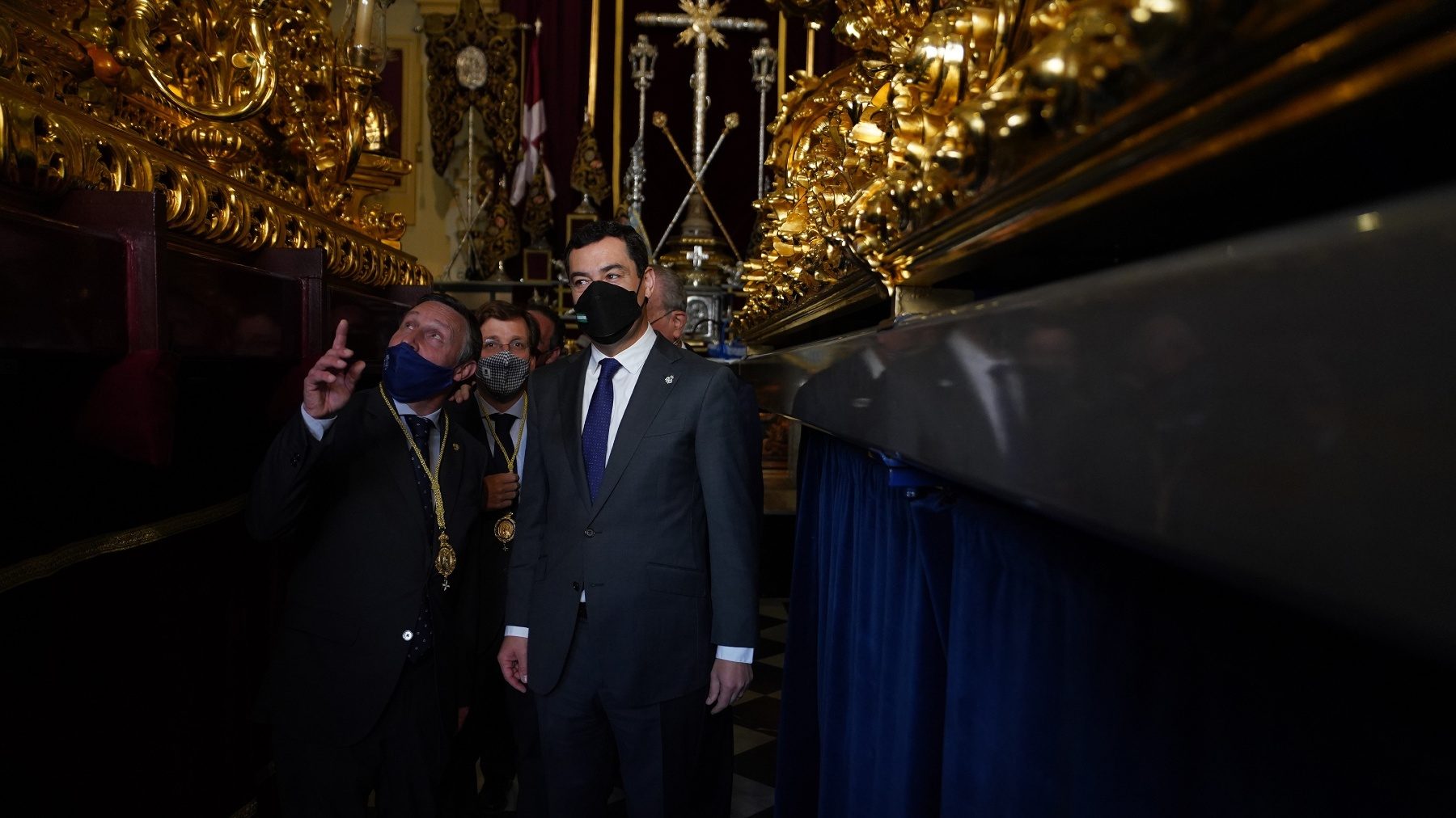 Juanma Moreno y Martínez-Almeida en la Cofradía de la Paloma de Málaga (JUNTA DE ANDALUCÍA).