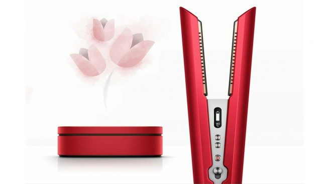 Plancha roja de Dyson en posición vertical y estuche protector al fondo