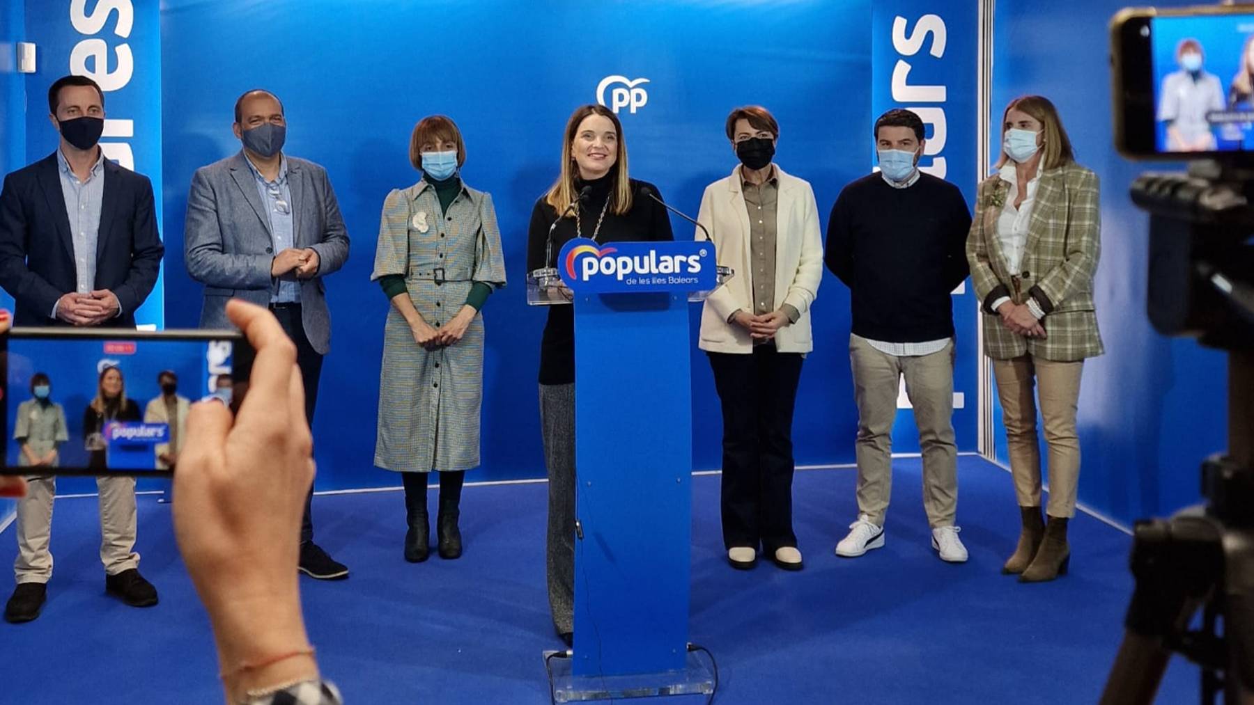 La líder del PP, Marga Prohens, acompañada por otros dirigentes del partido durante la rueda de prensa de este miércoles.