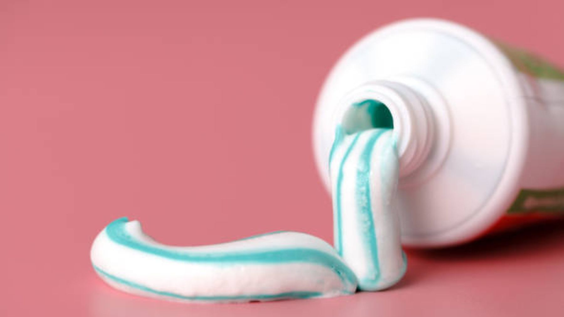 Descubre el porqué no debes usar pasta de dientes para curar granos