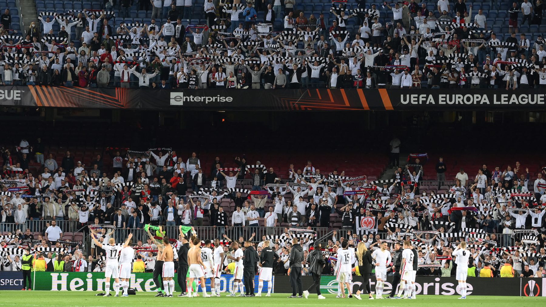 El Eintracht Frankfurt celebra el triunfo en el Camp Nou. (AFP)