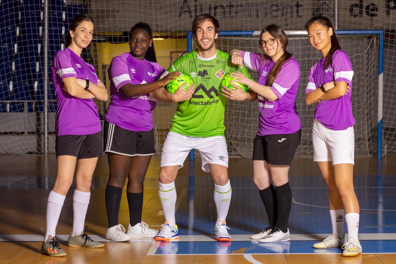 Carlos Barrón posa con cuatro jugadoras del Torneo por la Igualdad