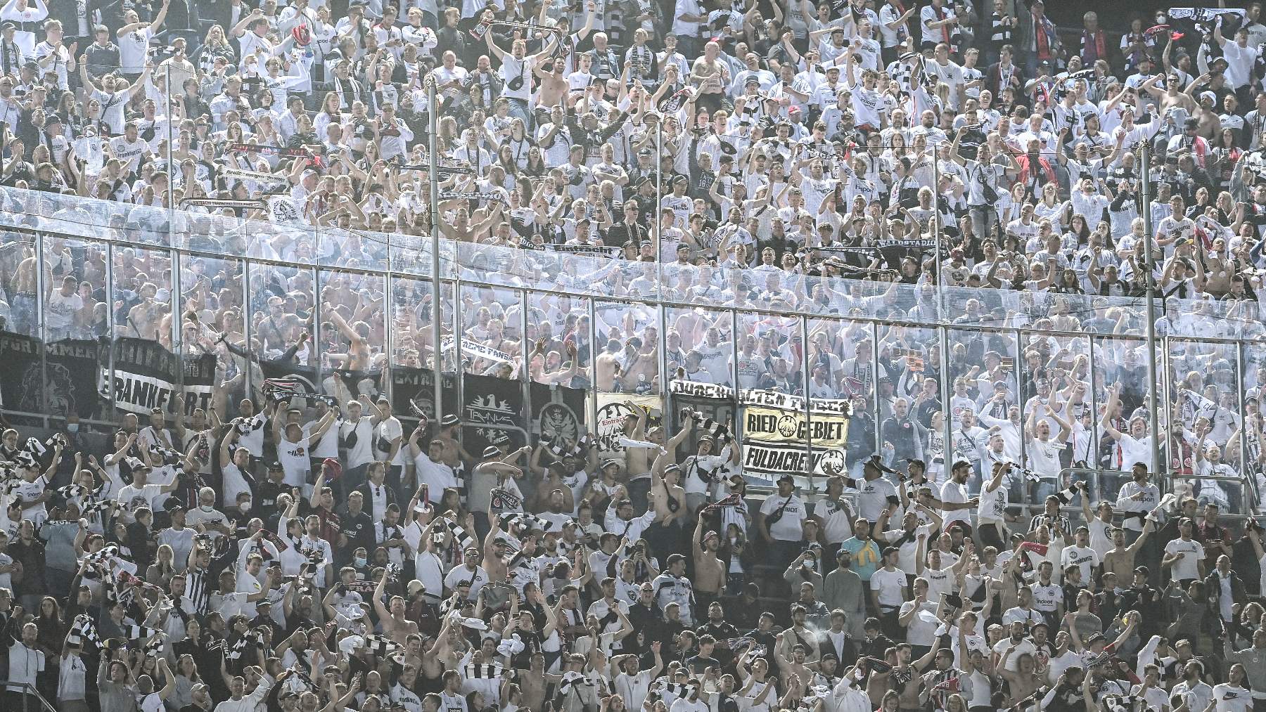 Las gradas del Camp Nou teñidas de blanco por los seguidores del Eintracht. (Getty)