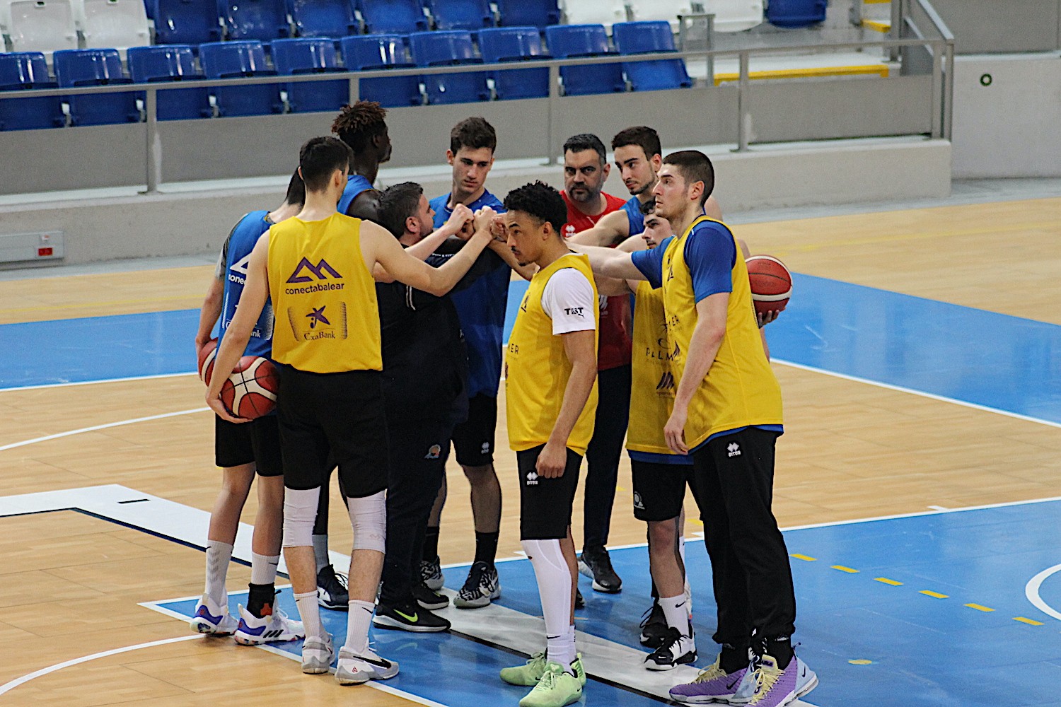 Parte de la plantilla del Palmer Palma, al acabar el entrenamiento