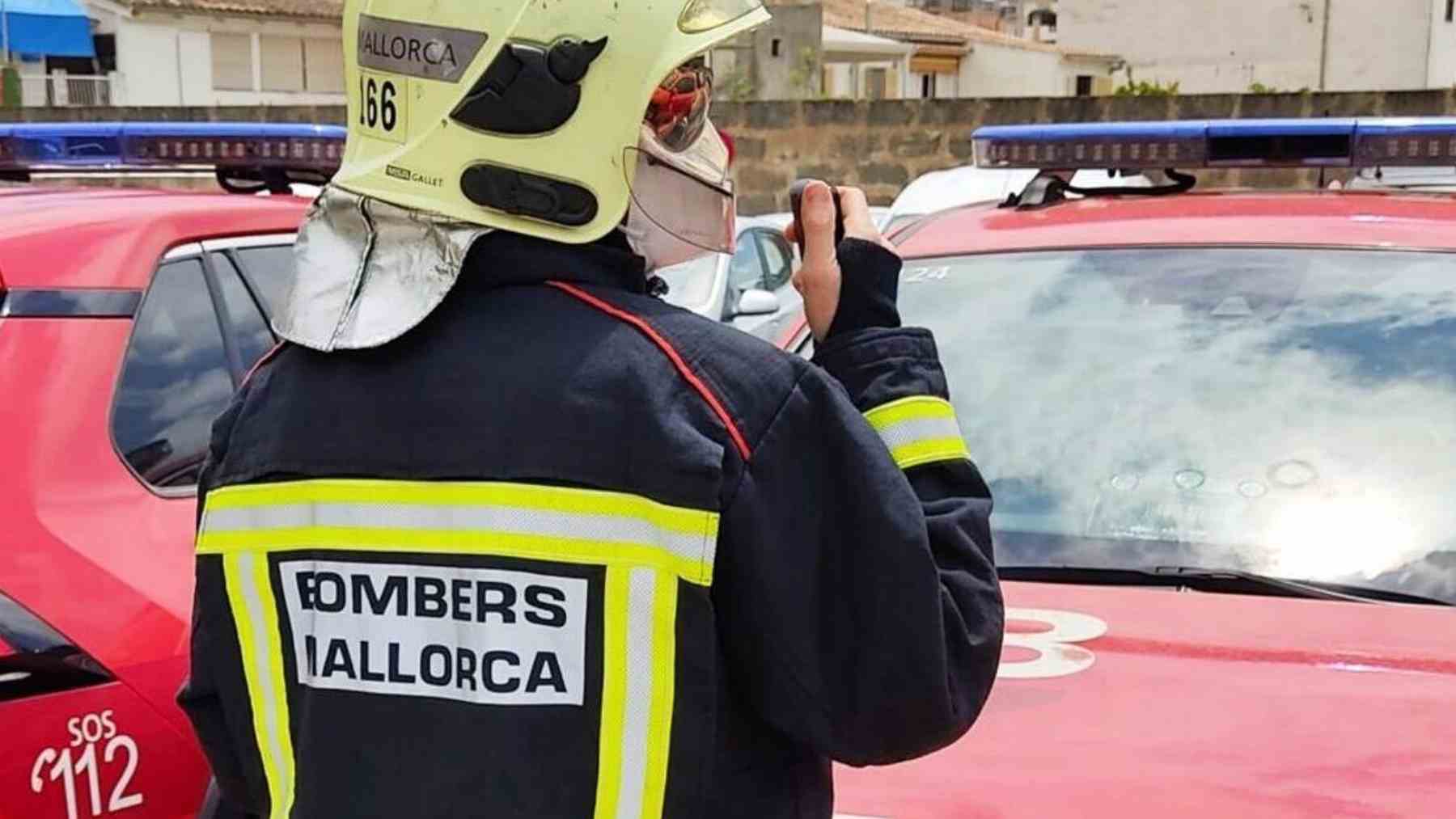 Un bombero de Bomberos de Mallorca, de espaldas. CONSELL DE MALLORCA