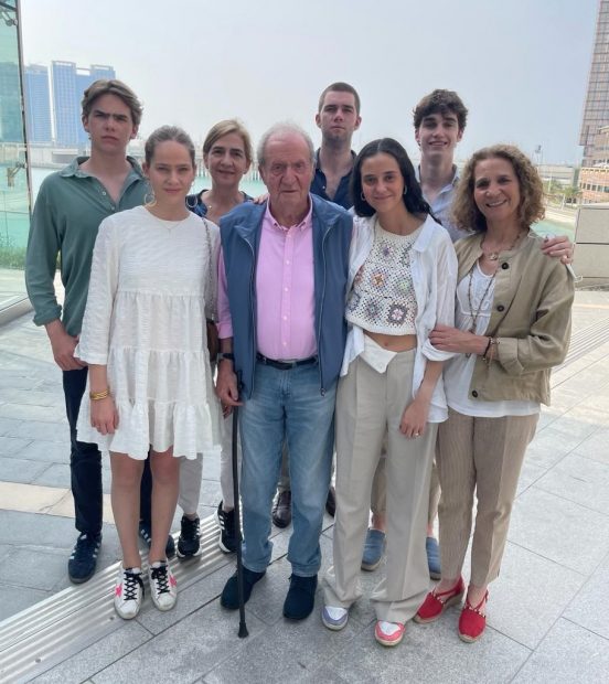 El Rey emérito junto a las infantas Elena y Cristina y varios de sus nietos en Abu Dabi.