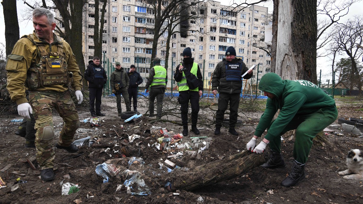 Investigadores ucranianos en Bucha (Kiev).