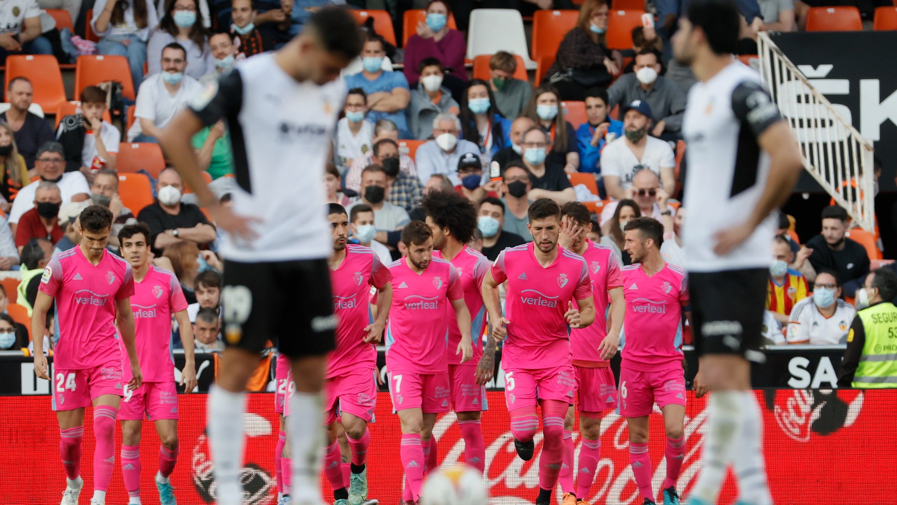 Los jugadores de Osasuna celebran un gol ante el Valencia. (EFE)