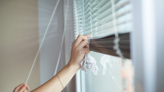 Los trucos para limpiar rieles de las ventanas o puertas correderas