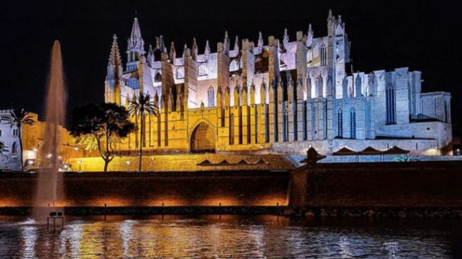 La espectacular catedral en España con maravillosas terrazas para ver el atardecer