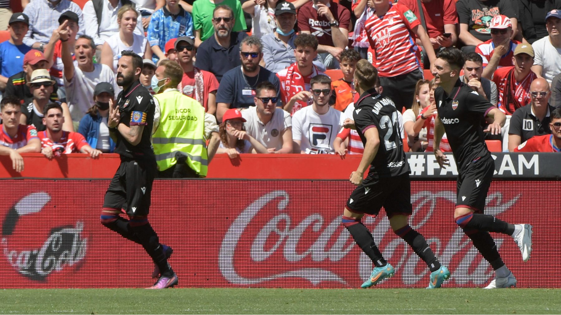 Morales celebra su gol al Granada. (EFE)