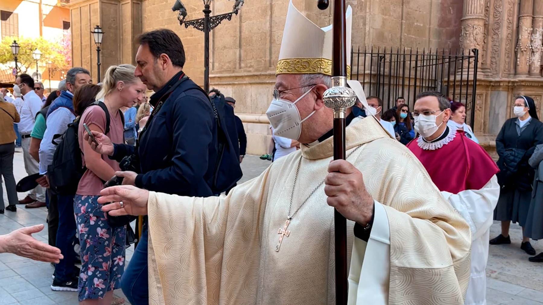 El obispo de Mallorca, Sebastià Taltavull, saluda a ciudadanos y turistas tras la celebración de la Misa de Pascua.