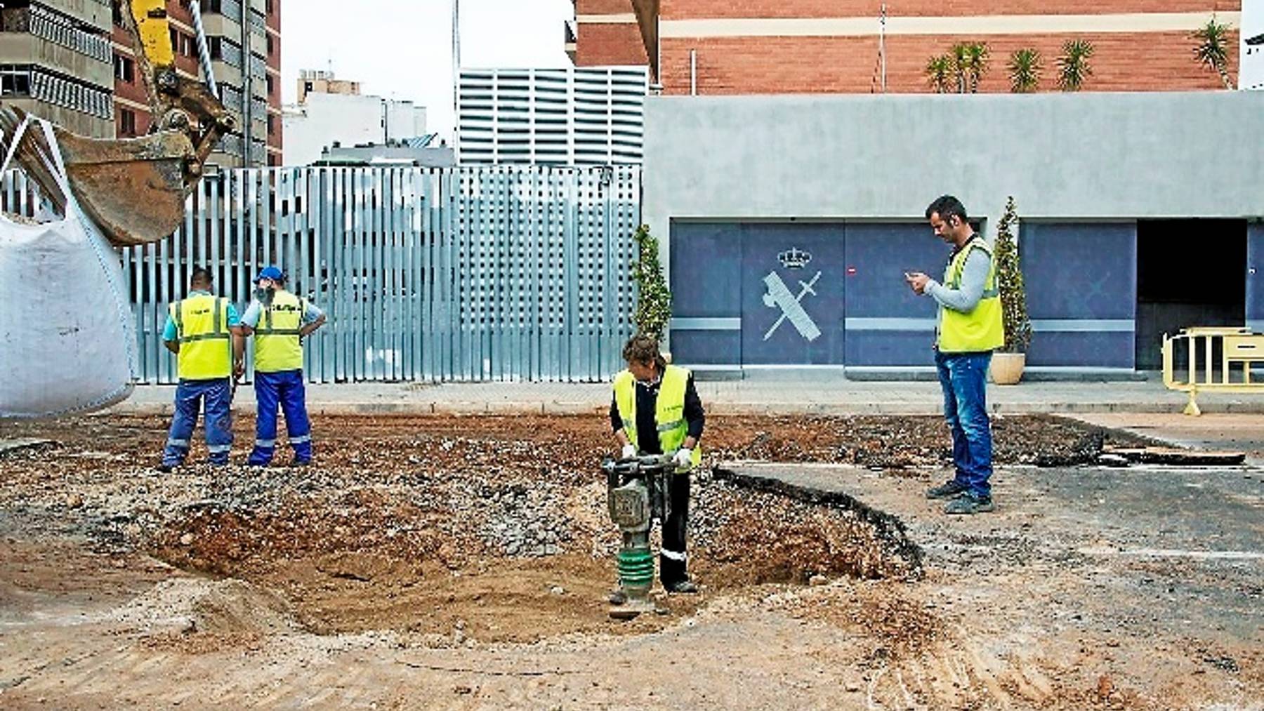 Operarios de Emaya reparan una avería en la red de distribución de agua en Palma.