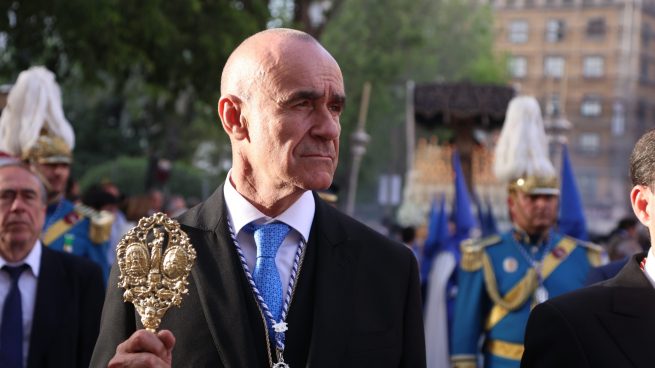 El alcalde de Sevilla, Antonio Múñoz, presidiendo el paso de palio de la Virgen de la Hiniesta (EUROPA PRESS).