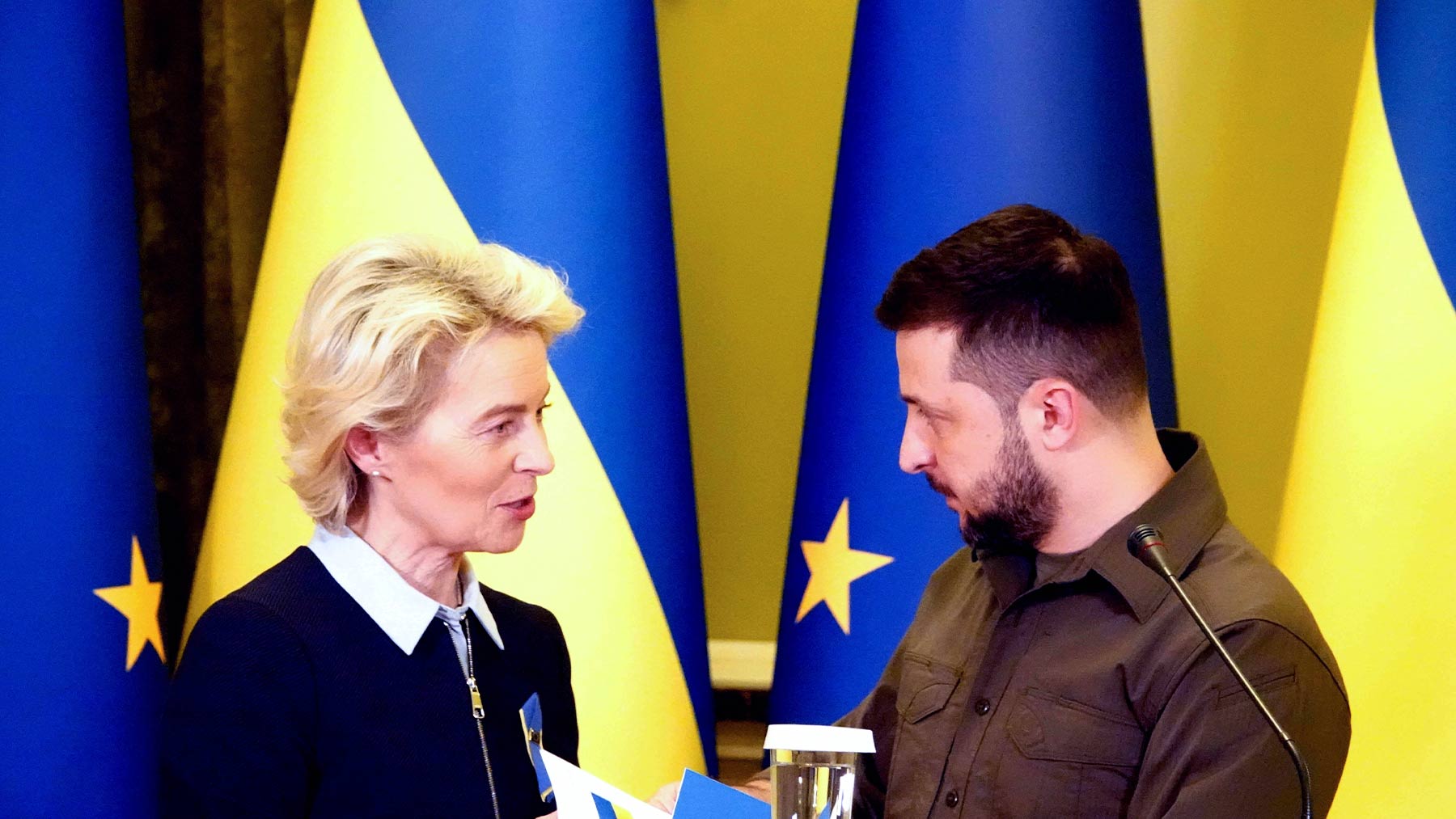 La presidenta de la Comisión Europea, Ursula von der Leyen con el presidente ucraniano Volodimir Zelensky