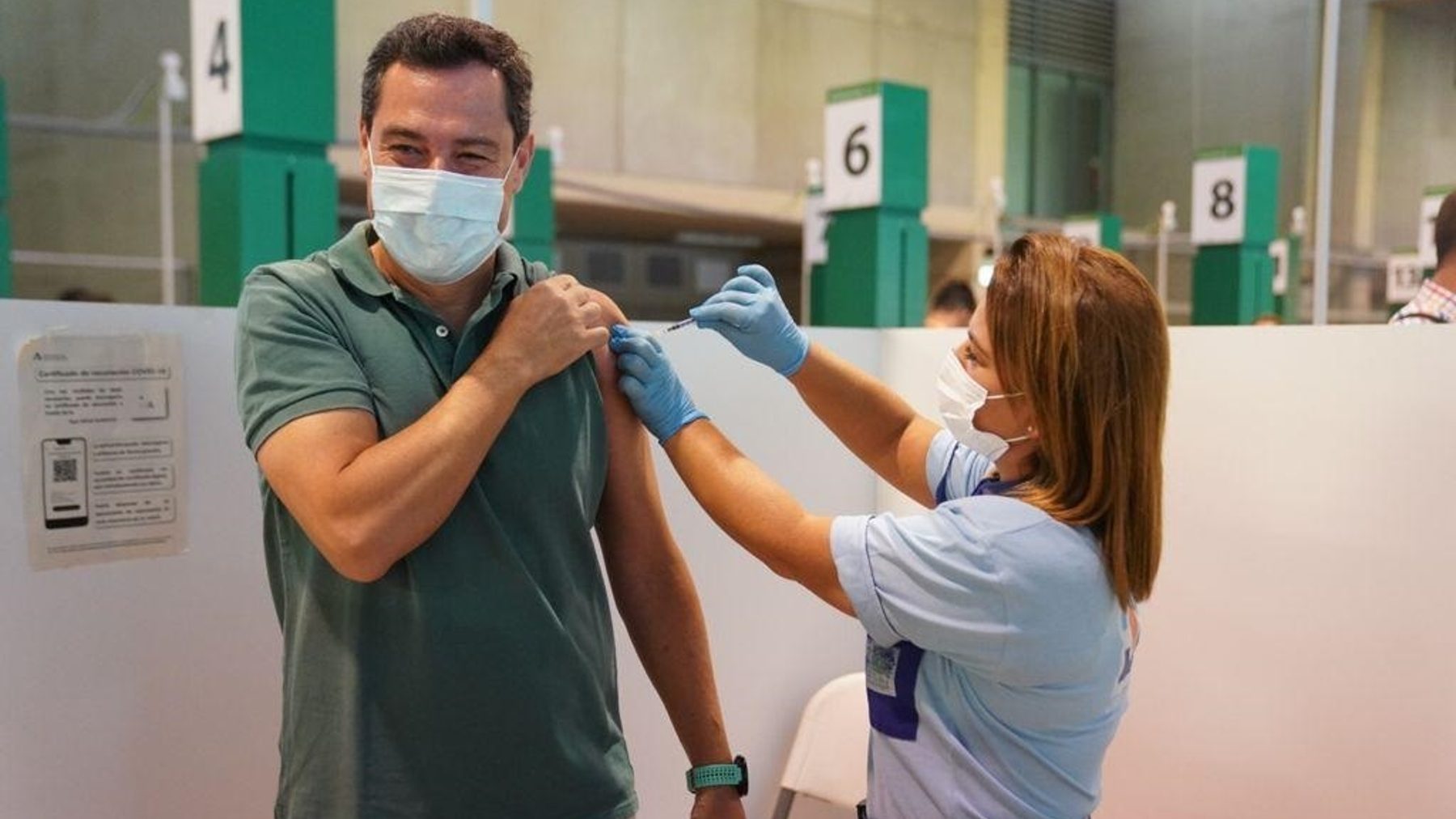 El presidente de la Junta de Andalucía, Juanma Moreno, recibiendo la vacuna contra el Covid.