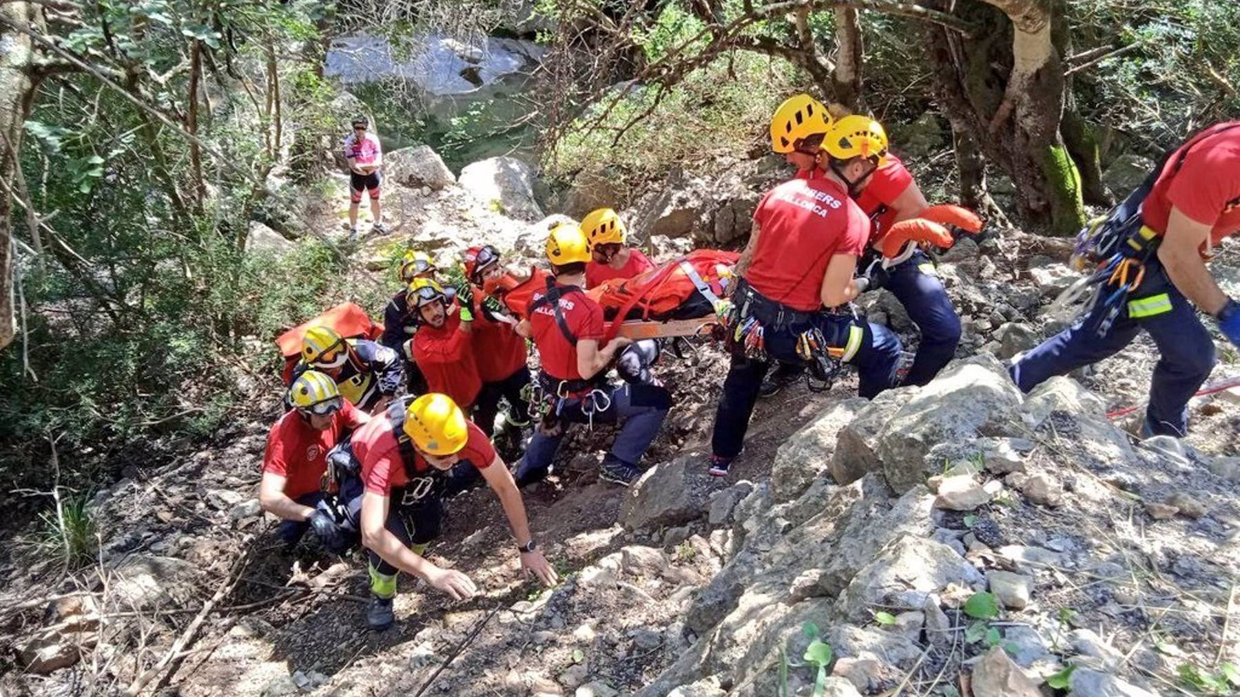 Los Bomberos de Mallorca durante el rescate de una ciclista en  Pollença.