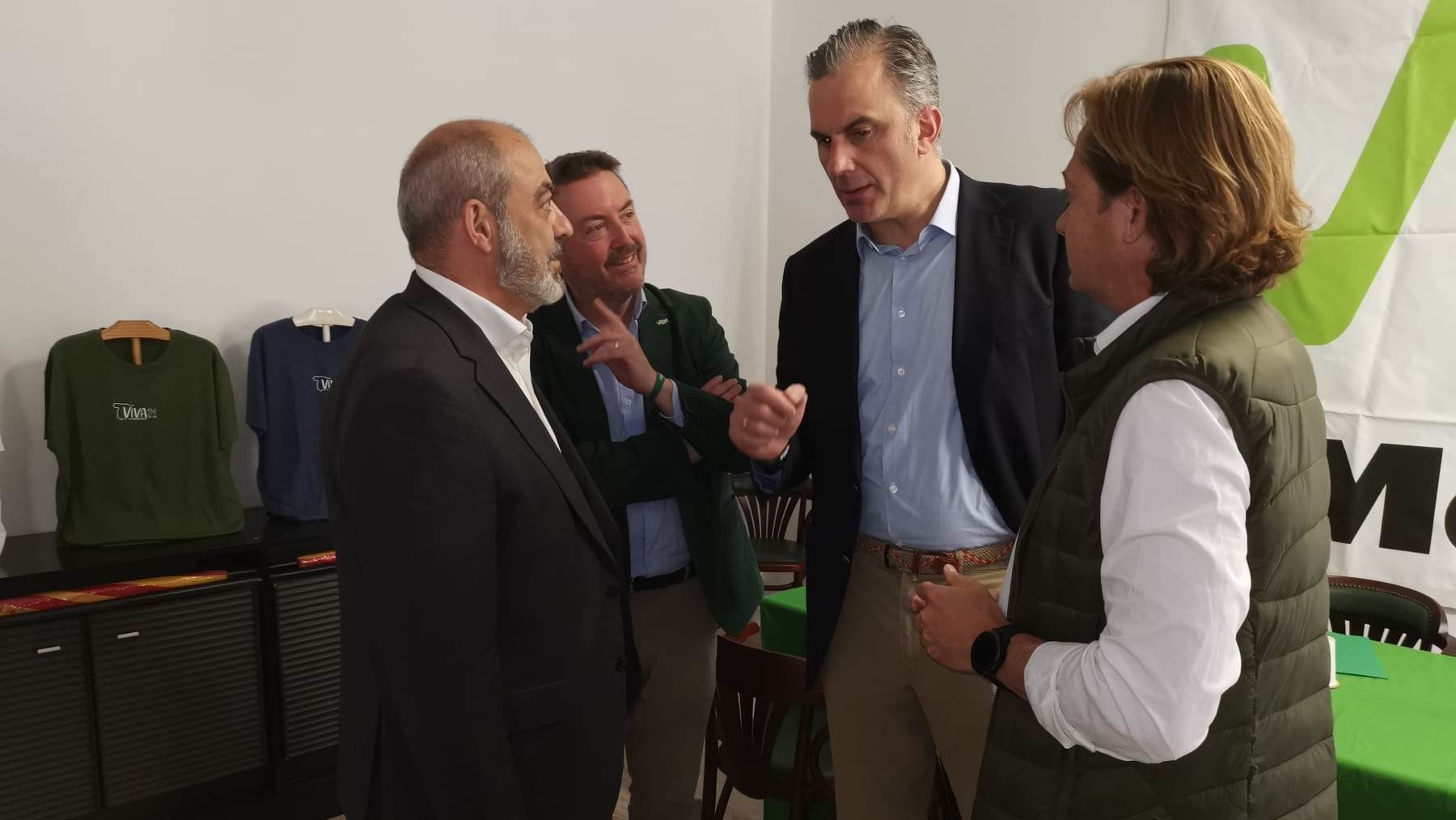 El secretario general de Vox, Javier Ortega Smith, con la dirección  del partido en Baleares, hoy, en Menorca.