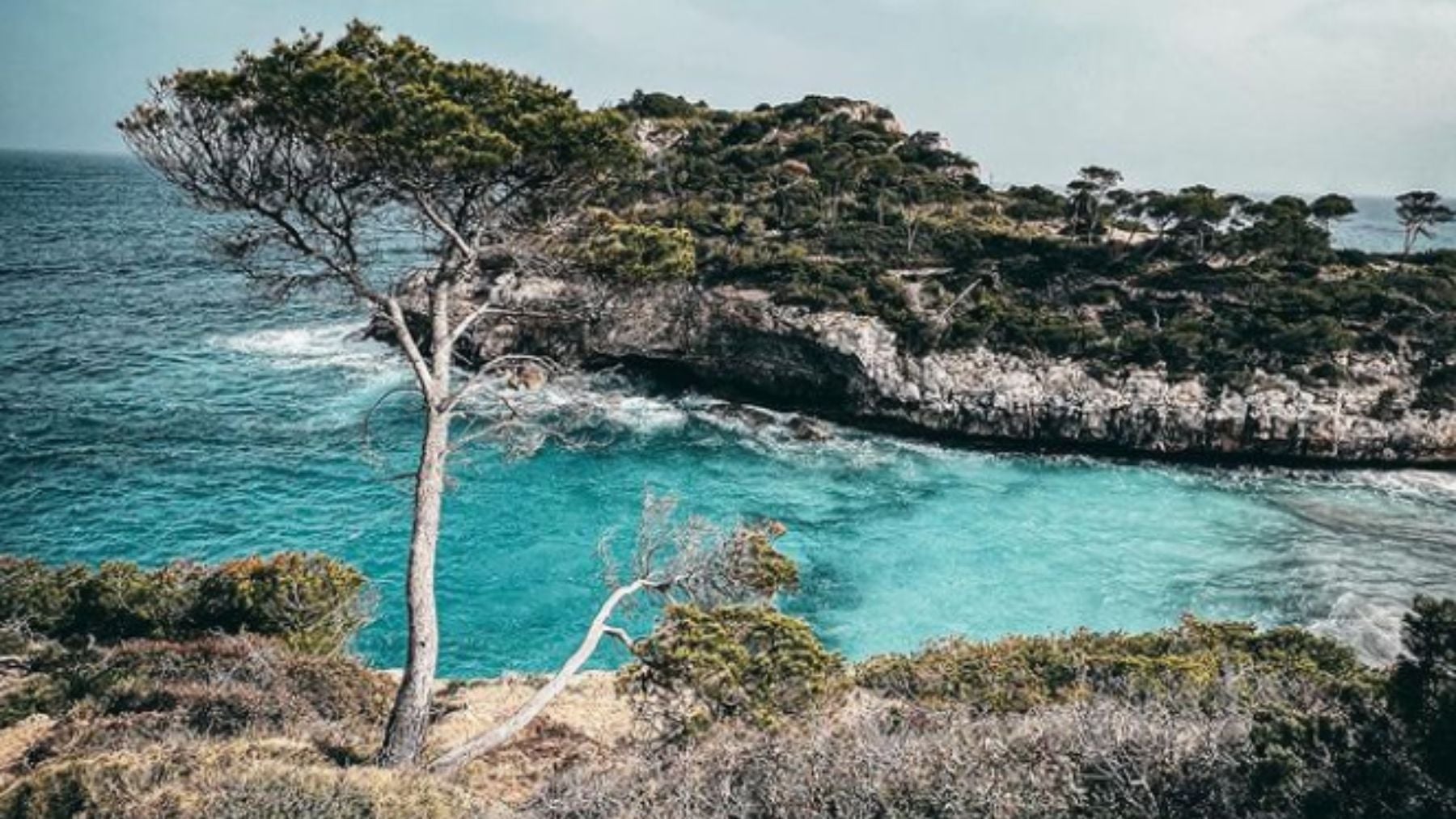 Disfruta de una escapada de fin de semana por España y sumérgete en la piscina natural enclavada entre dos grandes rocas