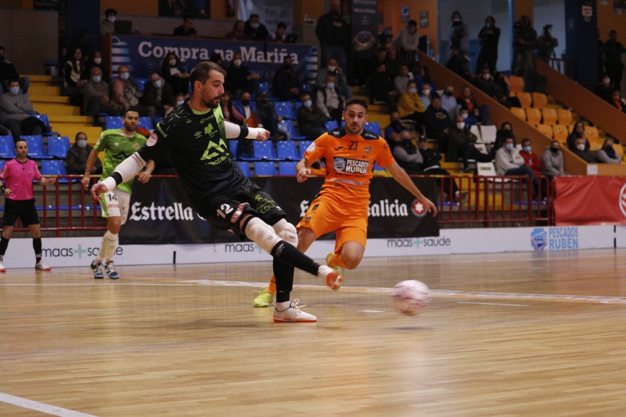 Fabio juega un balón en un momento del partido