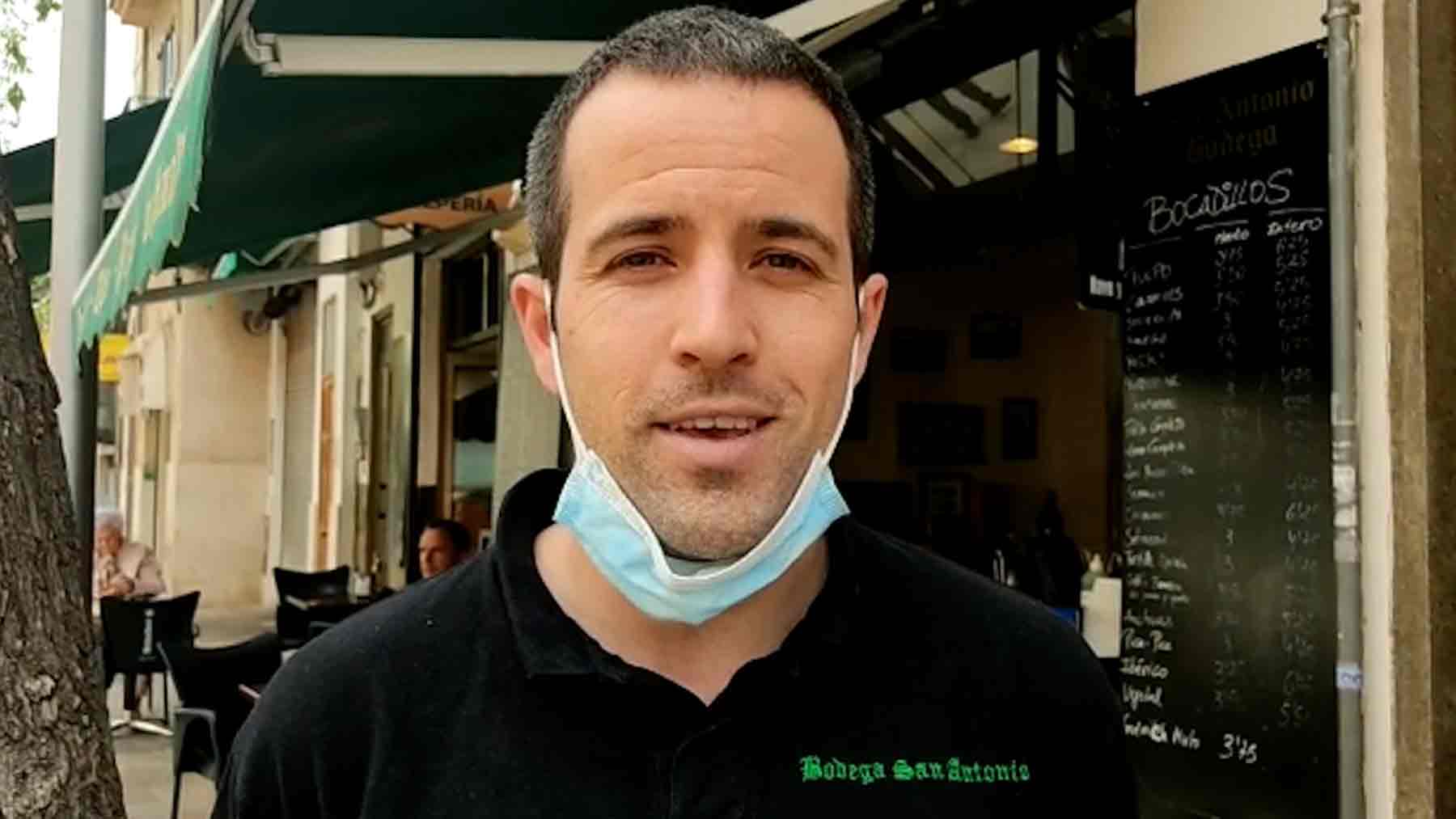 Los trabajadores de la hostelería de Palma valoran la retirada de la mascarilla.