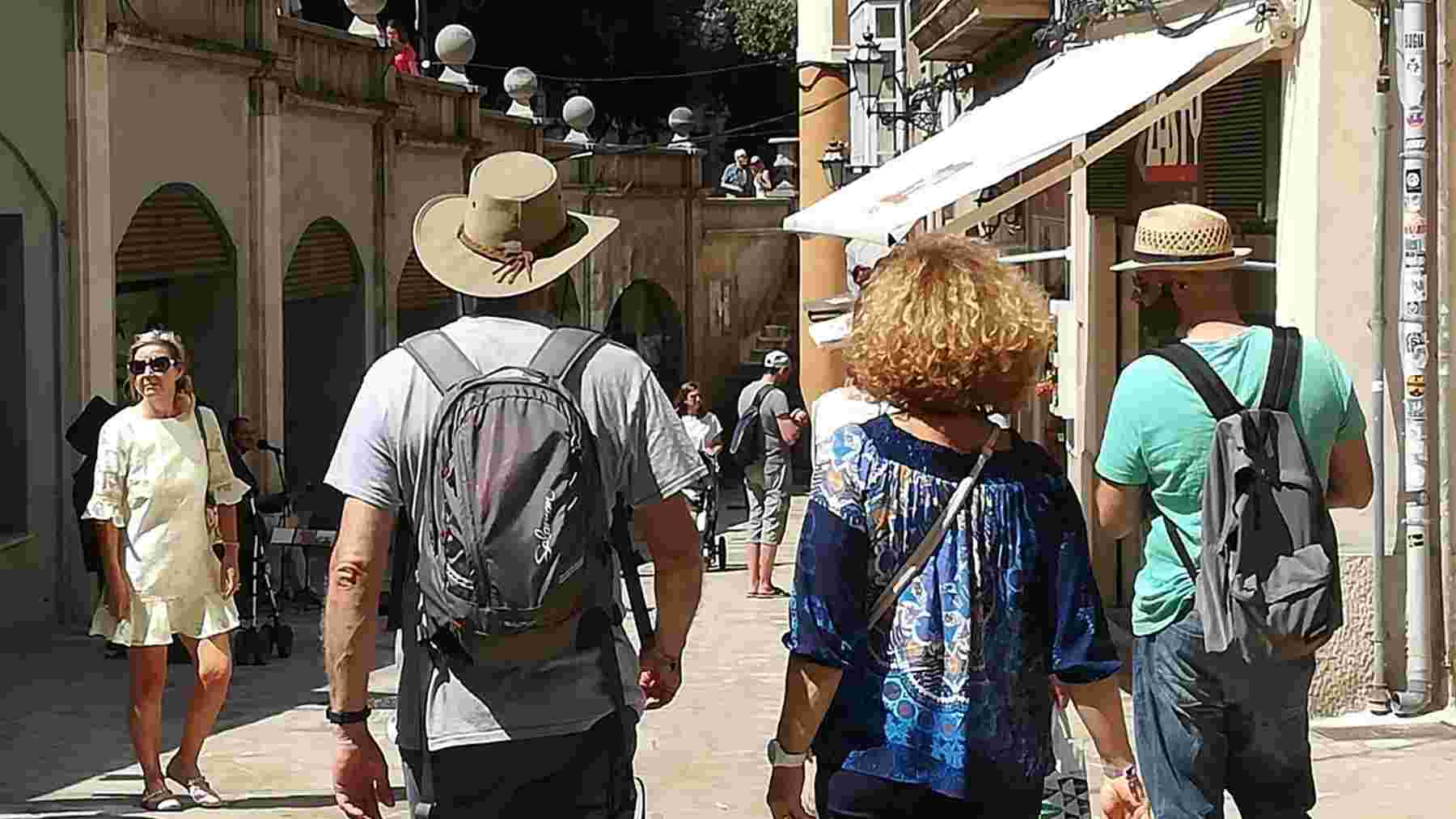 Personas paseando por una calle céntrica de Palma. EUROPA PRESS