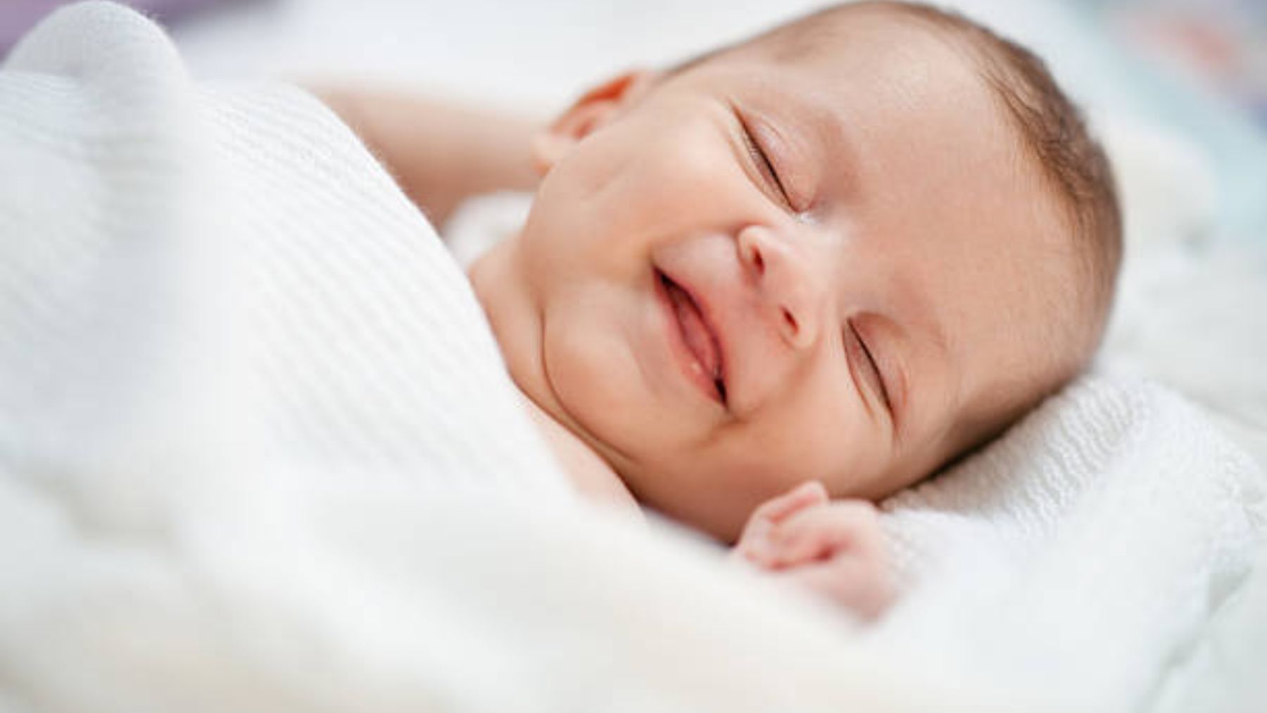 El motivo por el que los bebés sonríen mientras duermen
