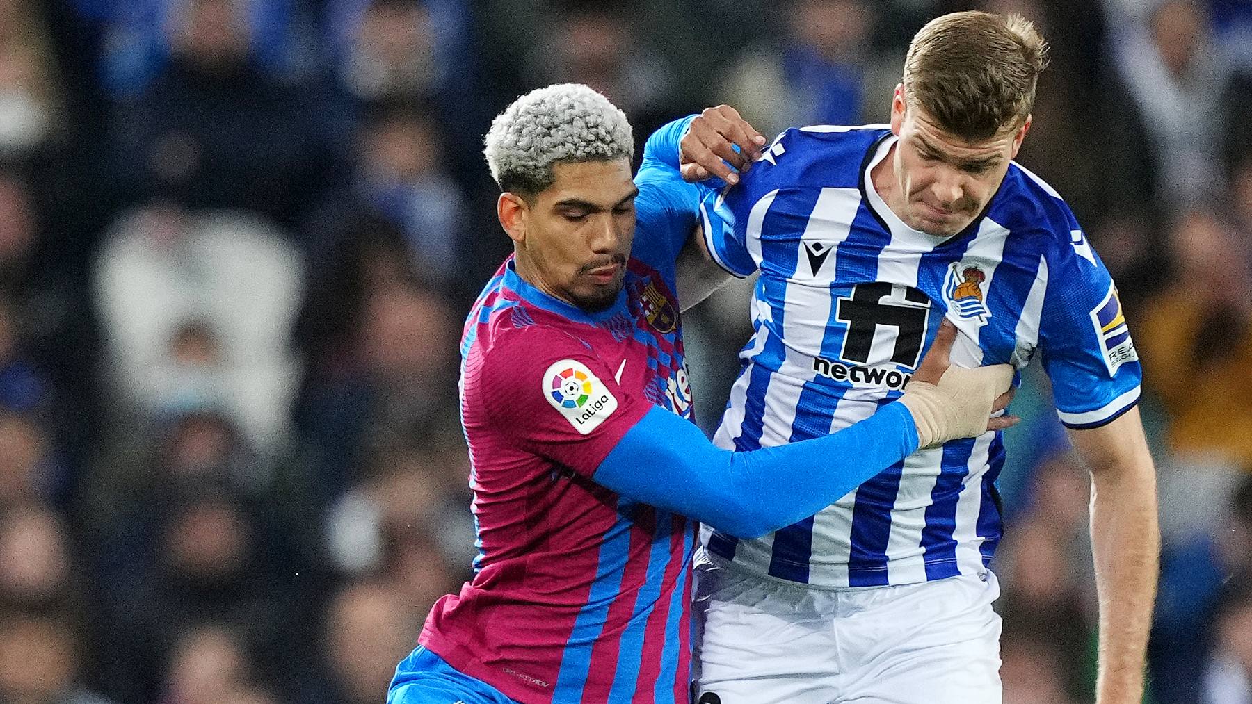 Araujo disputa un balón contra Sorloth. (Getty)