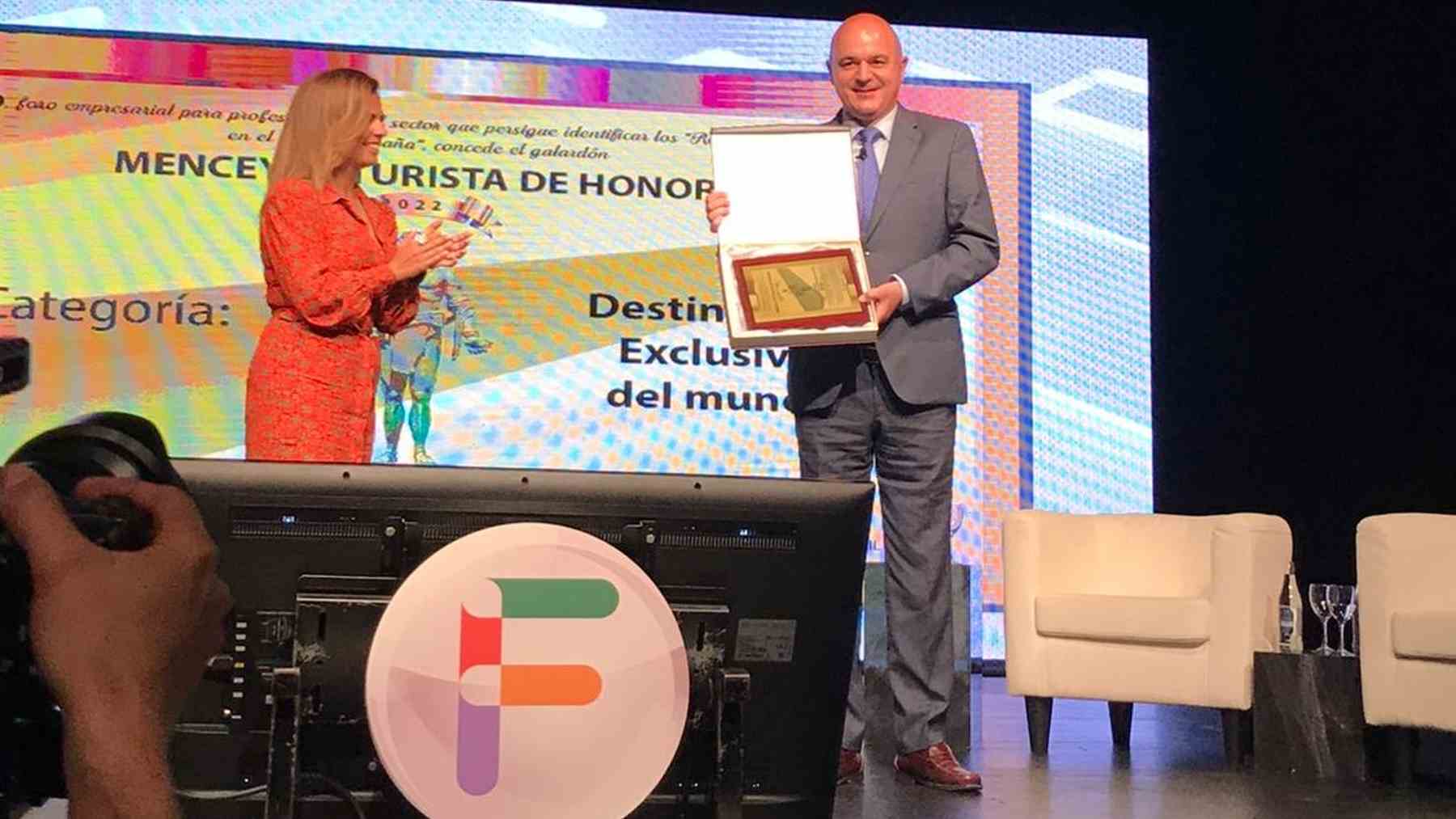El presidente ibicenco Vicent Marí recoge el galardón.