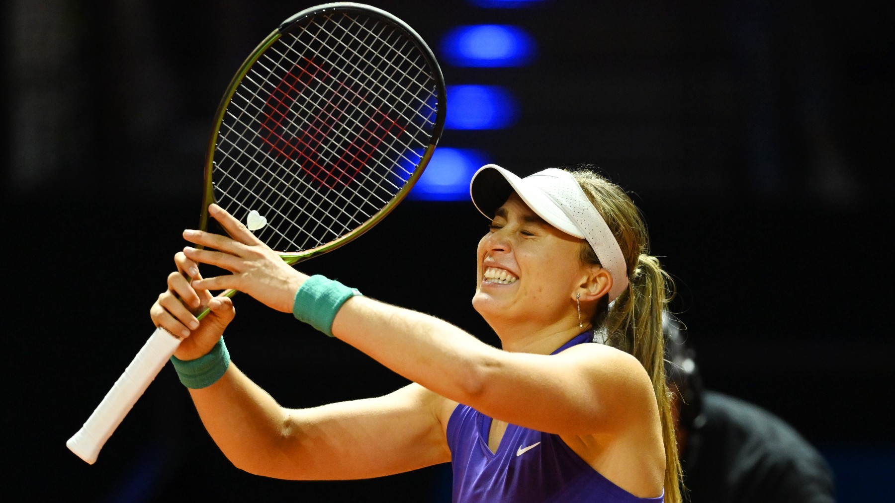 Paula Badosa celebra su victoria ante Ons Jabeur. (Getty)