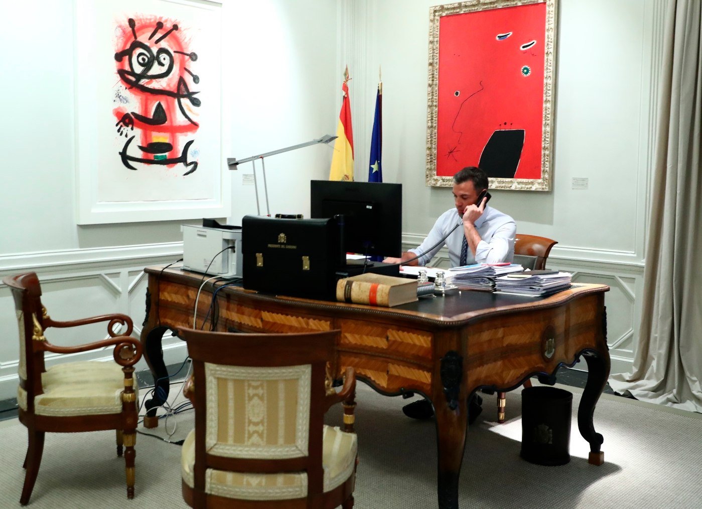 Pedro Sánchez, en su despacho de La Moncloa.