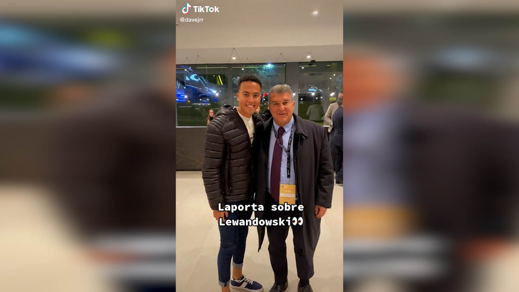 Joan Laporta junto a un aficionado.
