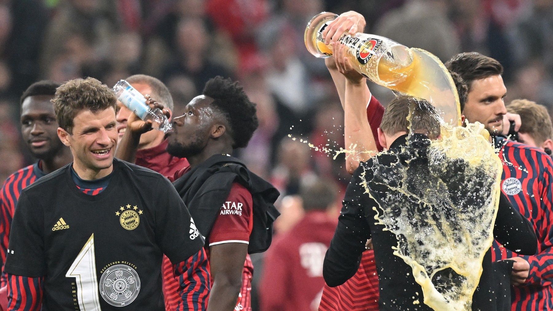 Los jugadores del Bayern empapando a su entrenador en cerveza. (GETTY)